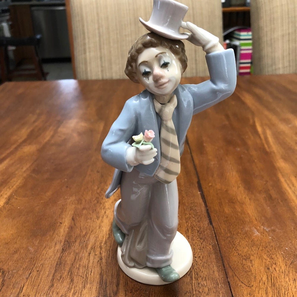 Nadal Clown with Flowers Porcelain Statuette - Picture 1 of 6